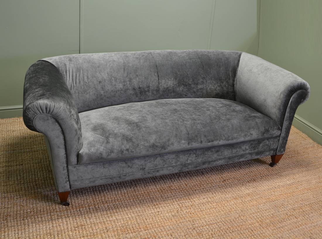 This Beautiful Edwardian Upholstered Antique Sofa / Settee in the Chesterfield design. 