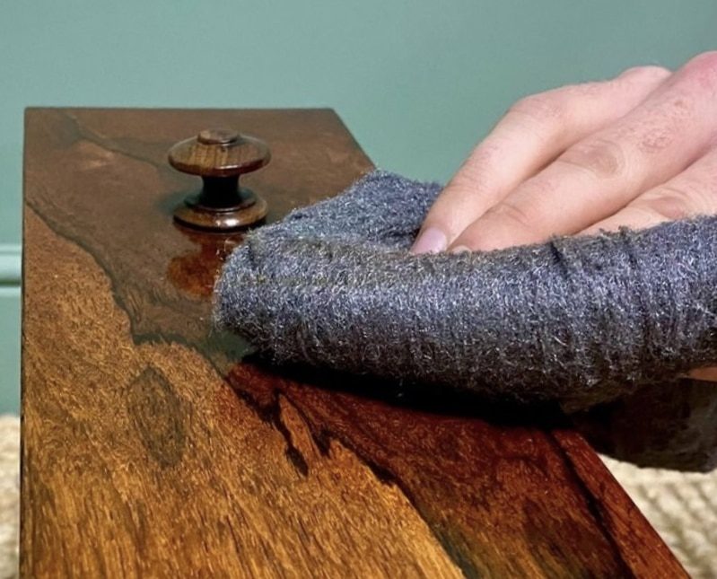 staining - Can I decorate linseed oil treated wood table with a