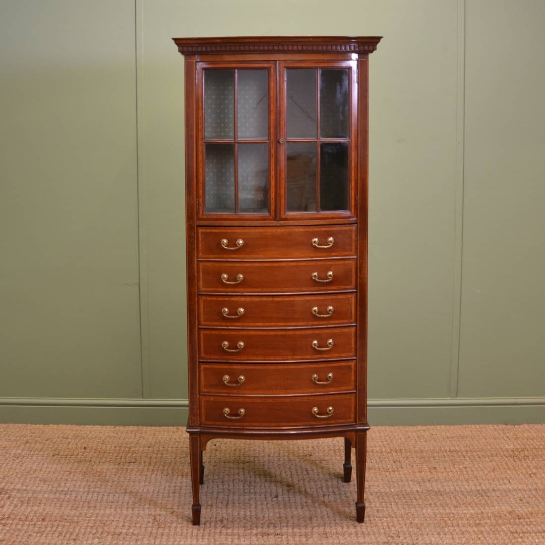 A stylish 19th century chest of drawers with it's original finish