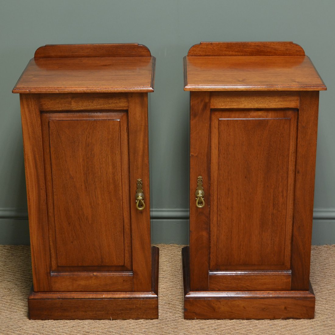 Stunning Pair Of Walnut Maple & Co Antique Victorian Bedside Cabinets