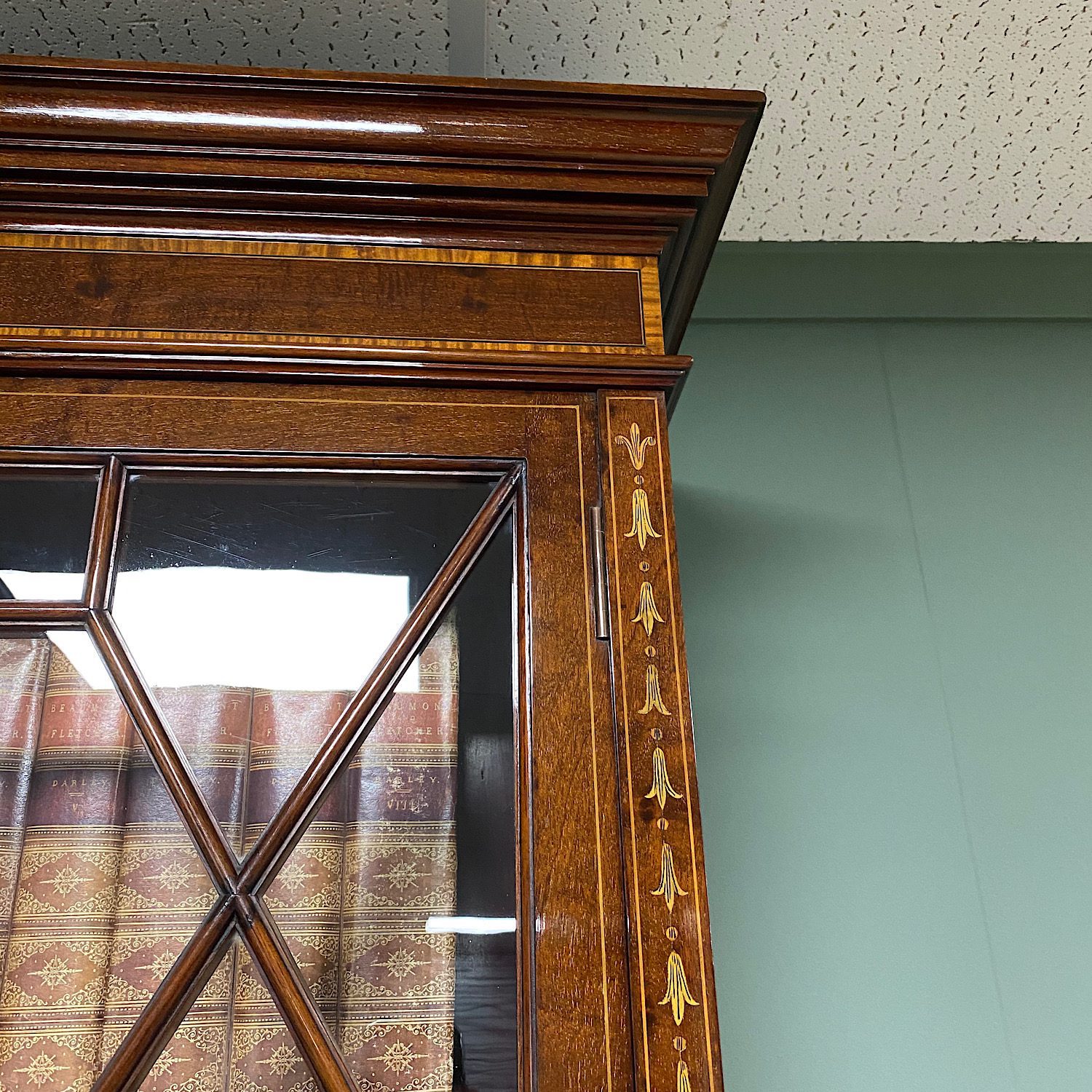 Excepcional estantería vidriada antigua victoriana con incrustaciones de Edwards and Roberts